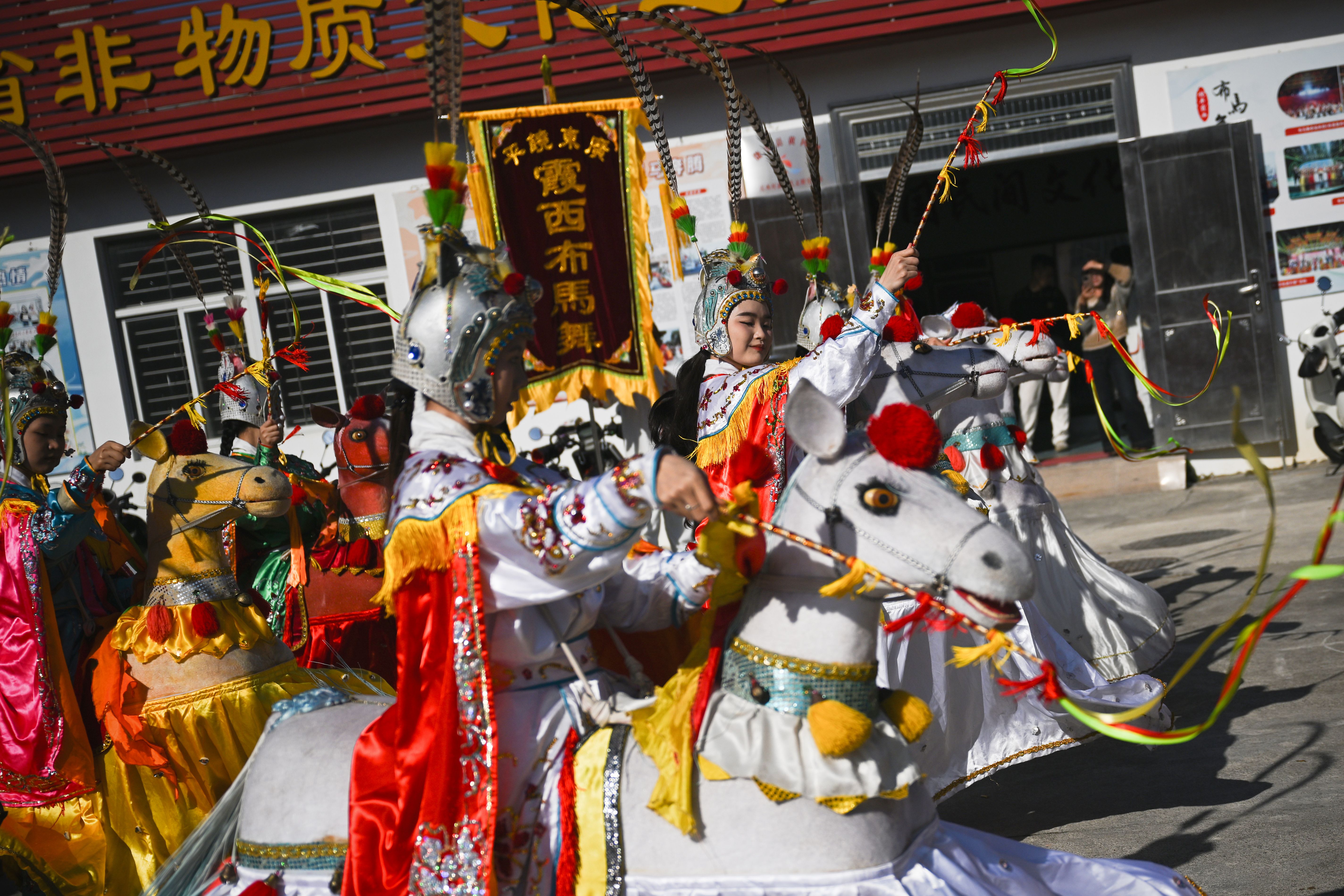 中国広東省で布馬舞の伝統を復活させる女性パフォーマー