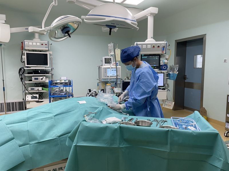 Female surgeon Chen Shifeng in the operating room