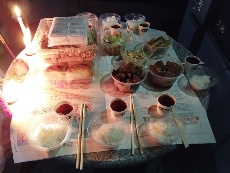 The ”midnight feast” the author and her family prepared for her dad this Qingming Festival (Wang Lin)