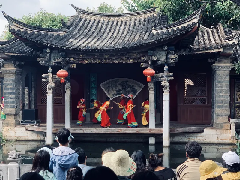 Many performances still go on at the "Little Goose Lake" in the Zhu Family Mansion.
