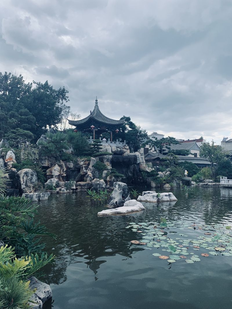 The lake and pavilion in the gardens of Zhuajia Huayuan