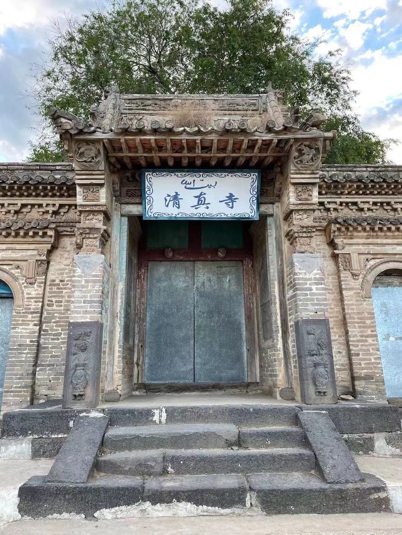 The main entrance to a Chinese Islamic mosque