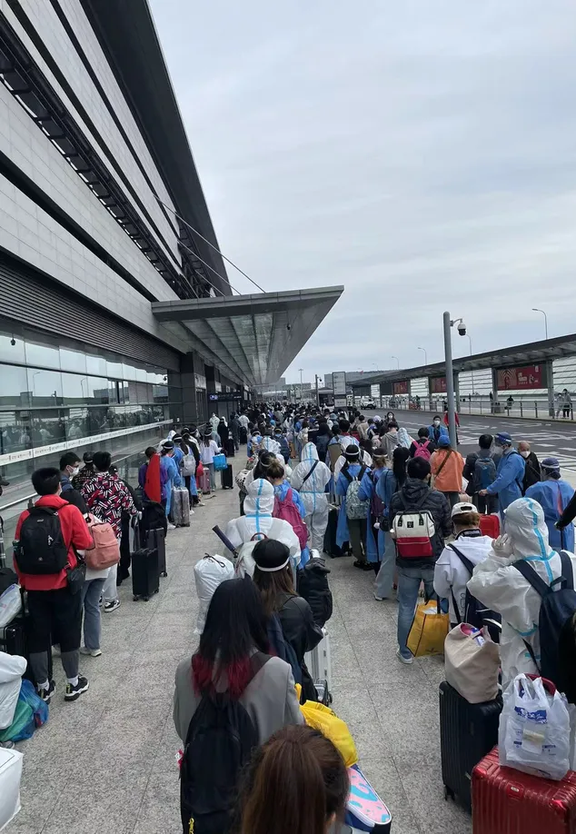 Crowds of passengers outside Hongqiao Railway Station waiting to leave Shanghai