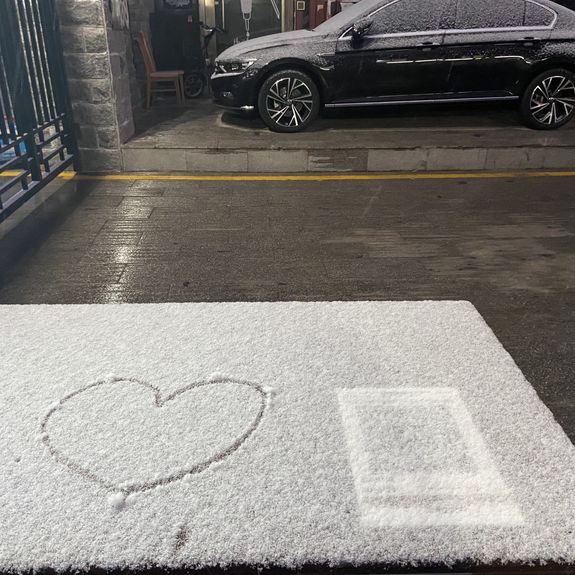 A Beijing Health app QR code covered under a dusting of snow. Scanning the code to enter public areas, like restaurants or parks, was mandatory in Beijing during 2022 (Wang Jiawei)
