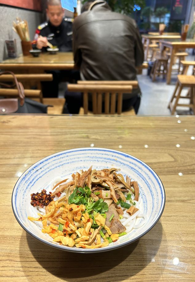 beef, beef noodle, beef slices, rice noodles