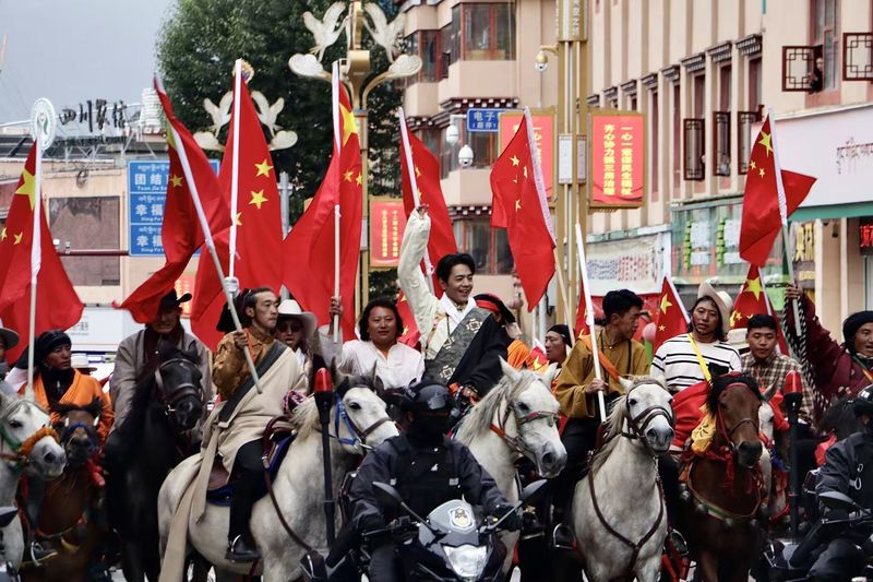 Litang influencer Ding Zhen appeared in the parade of the horse racing festival, waving to the crowd