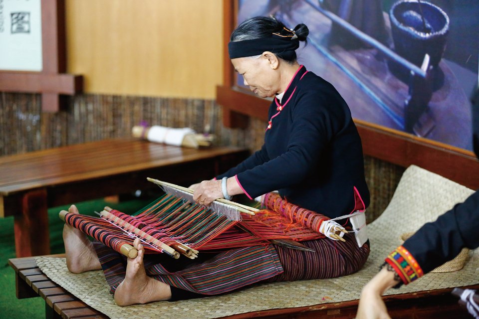 Li Textiles The Traditional Li Weaving Textile Technique Still in Use Today