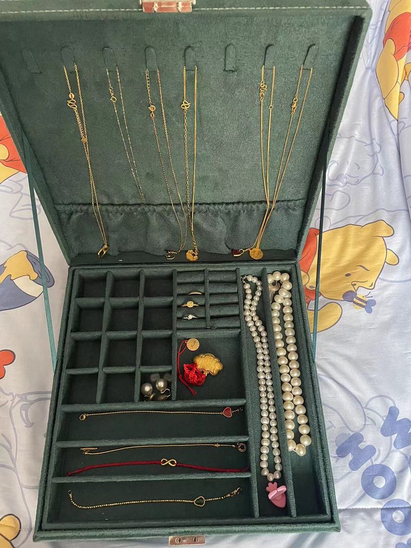 An open box displays Wu Meng’s collection of gold jewelry