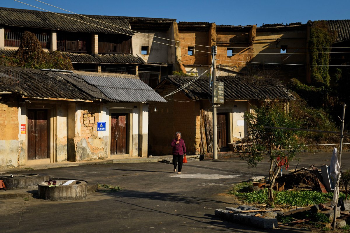 Huang Caifeng enters the circular building