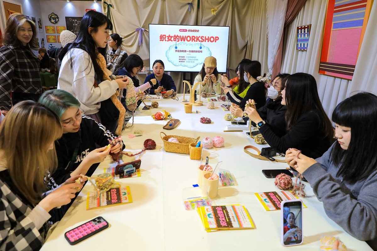 Xiaohongshu hosted a knitting-themed market featuring beginner workshops and exchanges of unused yarn and tools