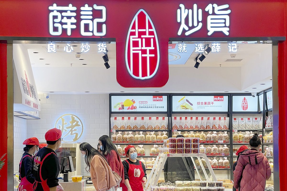 Customers at a Xueji Chaohuo store in Beijing