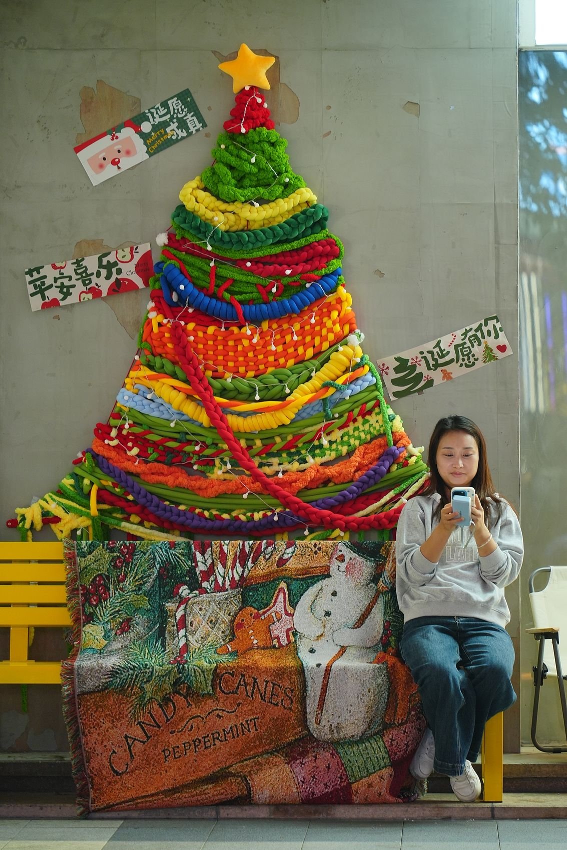 a Dongguan knitwear shop in Guangdong with a Christmas tree made of yarn