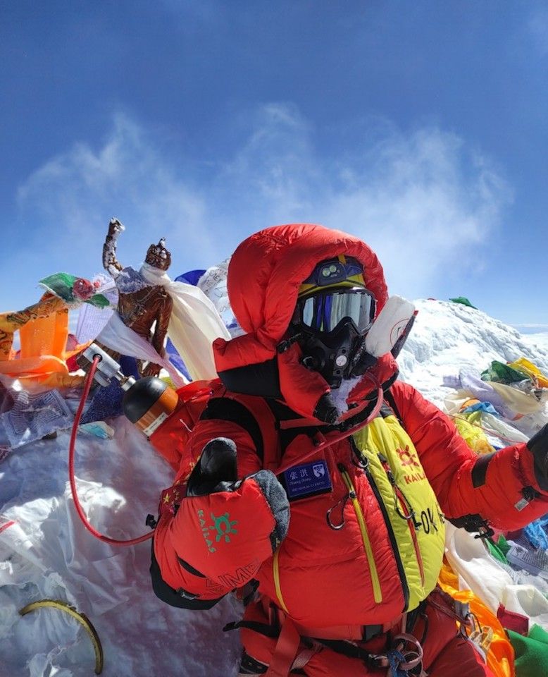 Zhang Hong, the first blind Chinese hiker on Everest celebrating on reaching a point
