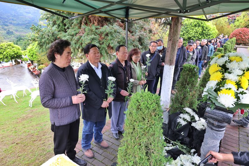 Friends and family of Lu Gang’s father visit his tomb to honor his memory (Lu Gang)