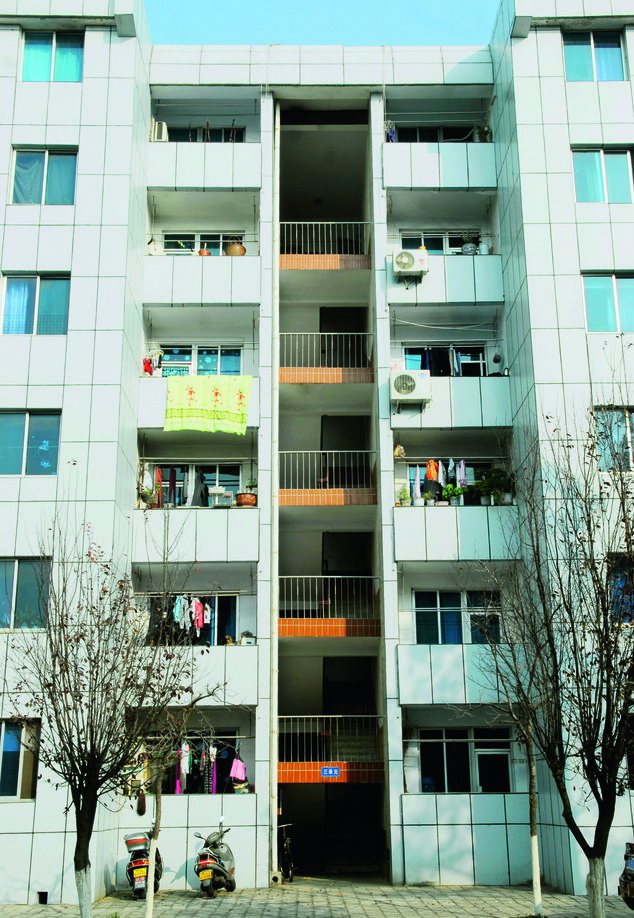 Built in 1992, there are two models for villagers’ apartments: the 75-square-meter two-bedroom for two-generation families and the 92-square-meter three-bedroom apartments for three-generation familie