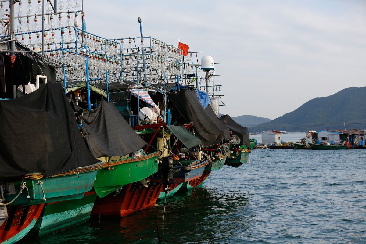 The village also features seafood restaurants set on bigger boats to receive guests from ashore, China’s nomadic boat people