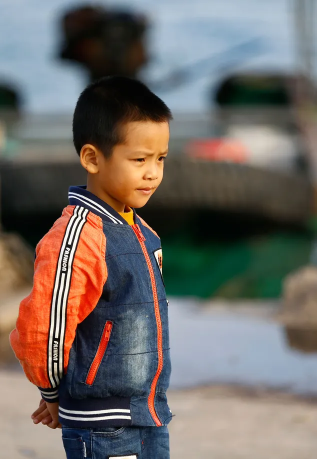 A boy from the floating village in Lingshui ㅤㅤ