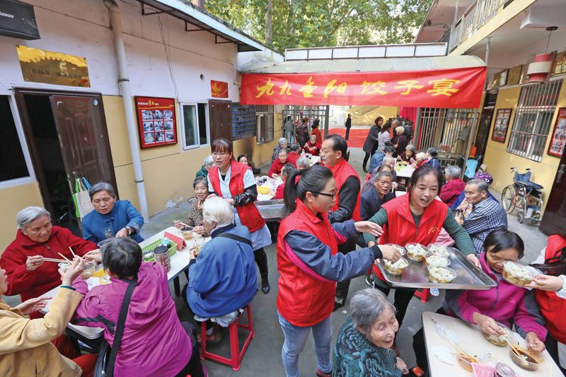 A Xi&#x27;an residential community mobilized 200 volunteers to hold a complimentary dumpling banquet for the elderly in October