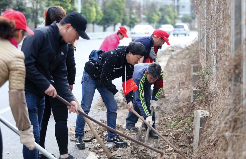 On March 4, volunteers Learn From Lei Feng in Kunming by cleaning up roadside rubble