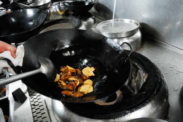 In a dry wok, heat scallion oil (fry scallion slices in cooking oil) to 150℃ and add soy sauce (Don't get splashed!) Then add slices, stir for 20 seconds and add chicken broth.