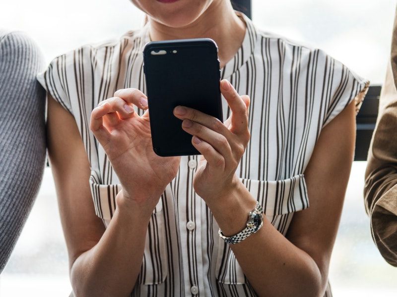 casual-cellphone-contemporary-1471752.jpg