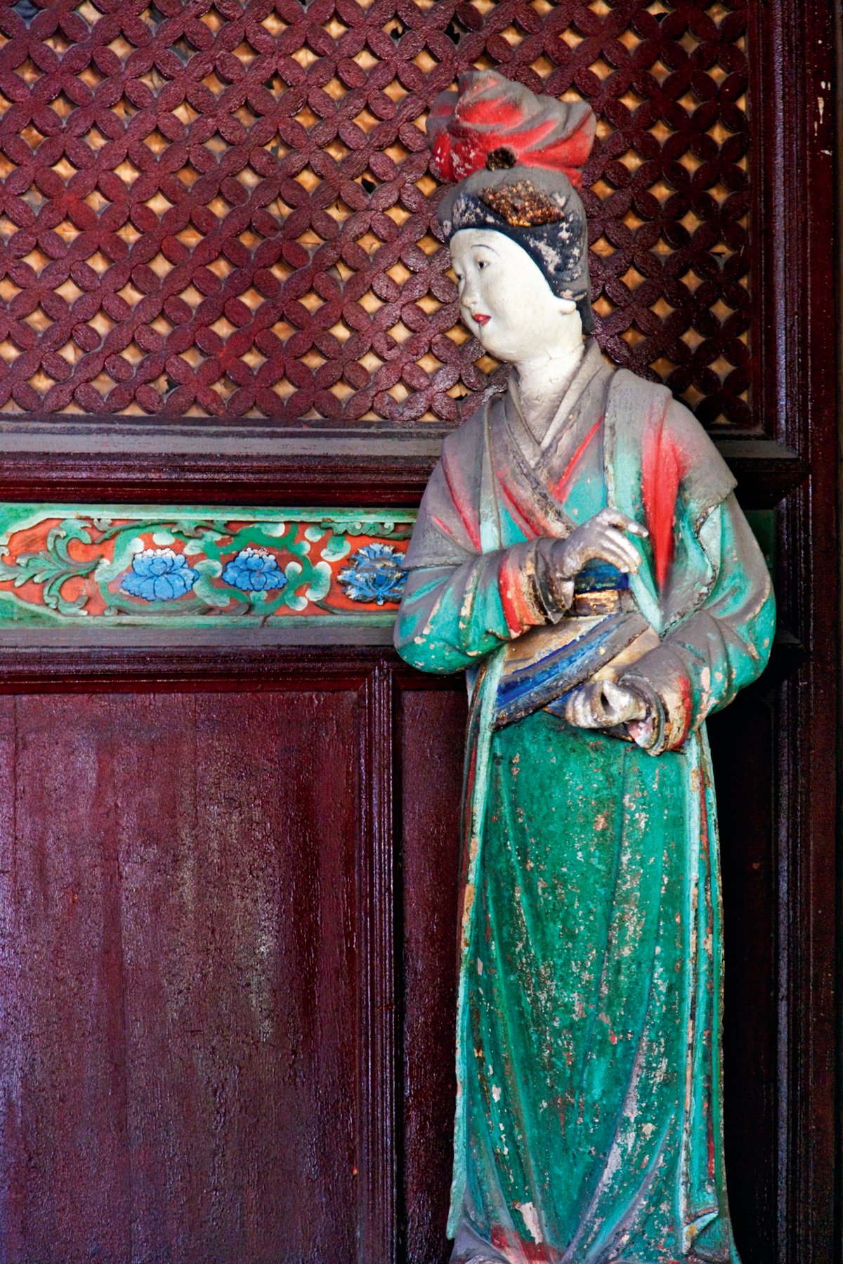 A colored statue of a royal lady-in-waiting from the Song court