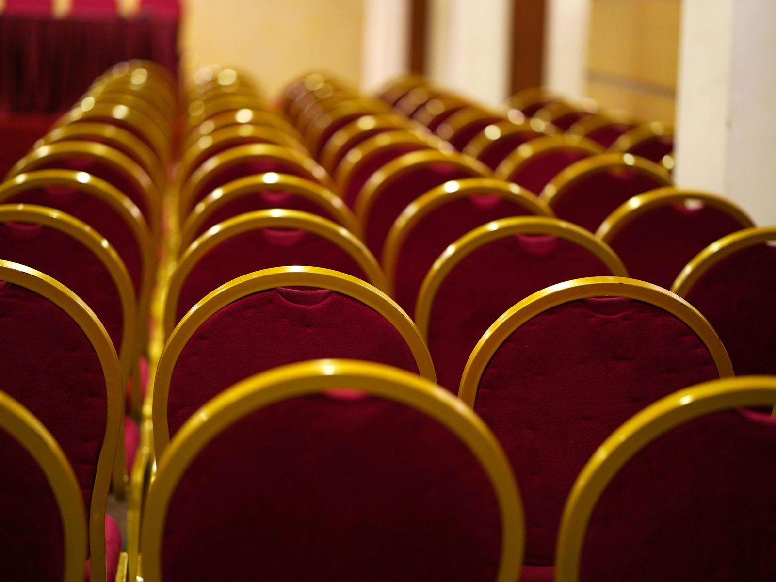 convention-center-3908239