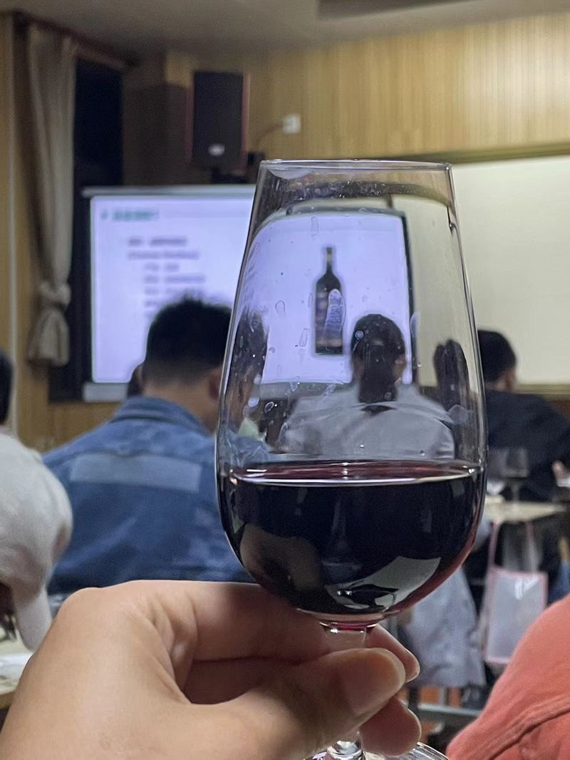 wine taste, night school in China, education, night school becomes a refuge for young Chinese