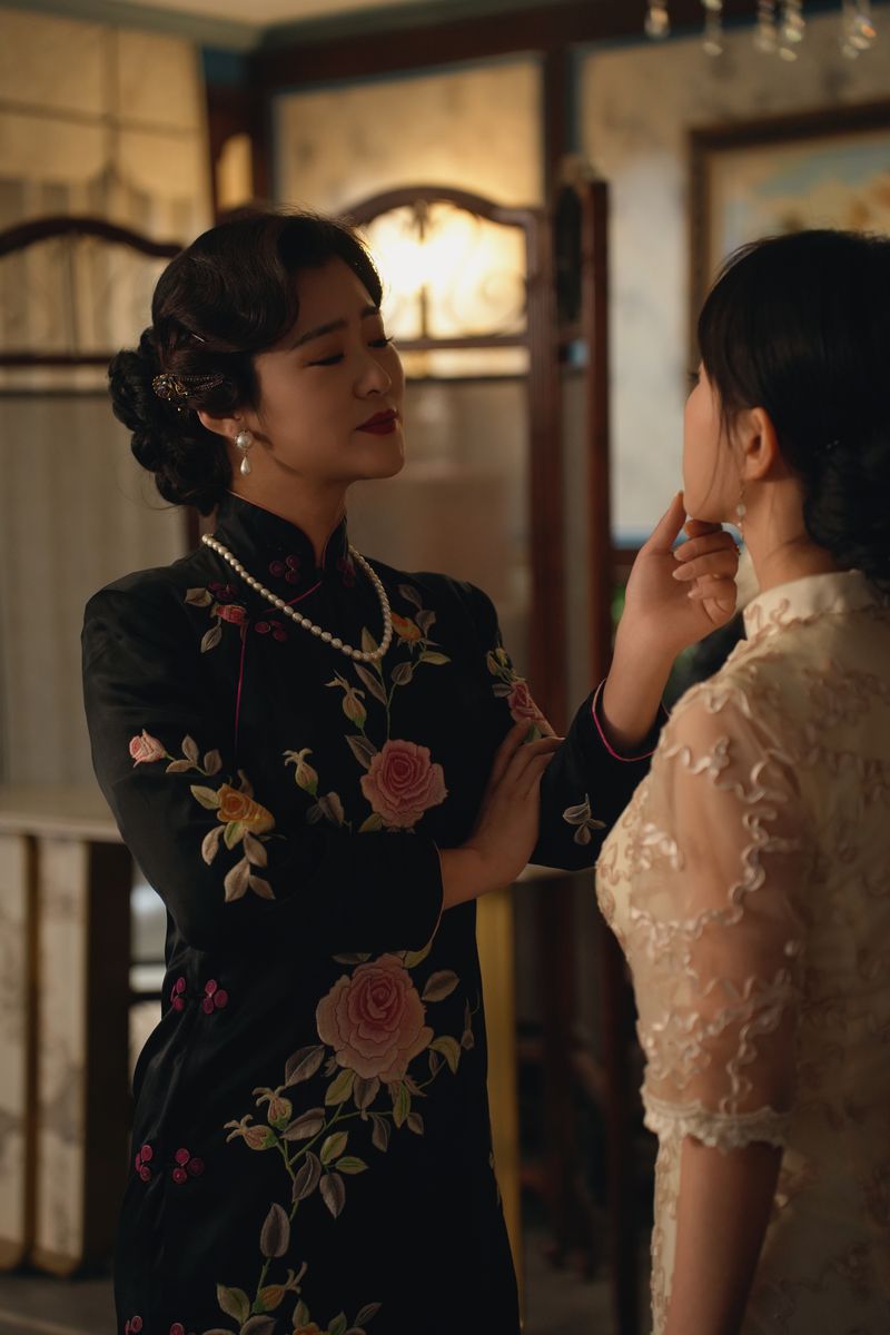 Actresses in Li Yunming's micro-drama about love and hatred during the Republican era in Hengdian, last December
