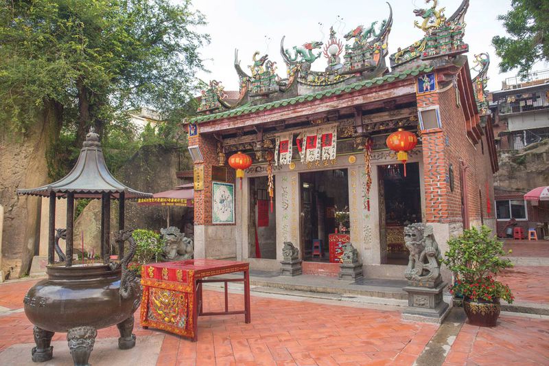 Zhongde Temple (Guanyin Temple) at the west of Gulangyu enshrines many folk deities, including the Guanyin bodhisattva