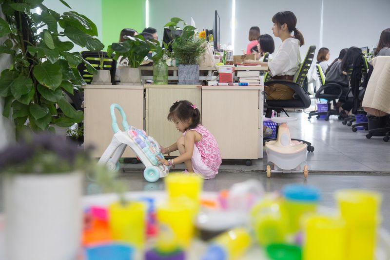 A company in Hangzhou allows employees to bring their children to work, a policy aimed at helping working mothers (VCG)