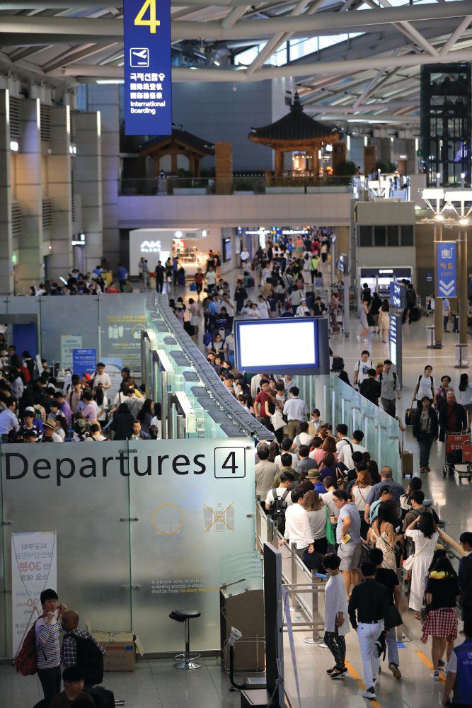 huge lines at chinese airport