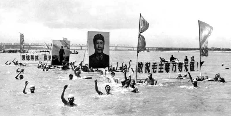 July 16, 1967: 200,000 soldiers swim in the Songhua River in Heilongjiang to commemorate the one-year anniversary of Mao’s swim