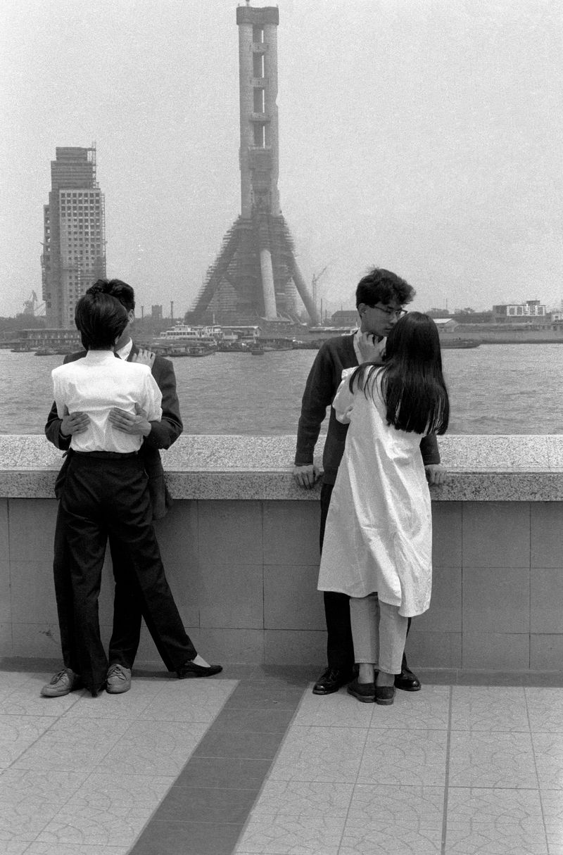 The 90s – Shanghai youngsters flock to the Bund for a quick kiss