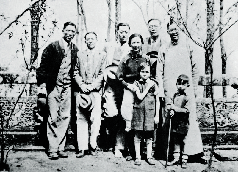 Chinese architects Liang Sicheng and Lin Huiyin, posing with their two children, at the Huating Temple in Kunming, China, 1938, Village in China, Chinese Architecture, Master Architect