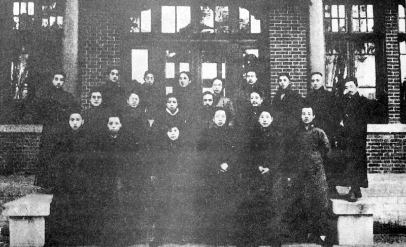 Association of Literary Studies when it was founded. Zheng Zhenduo is second on the right in the last row