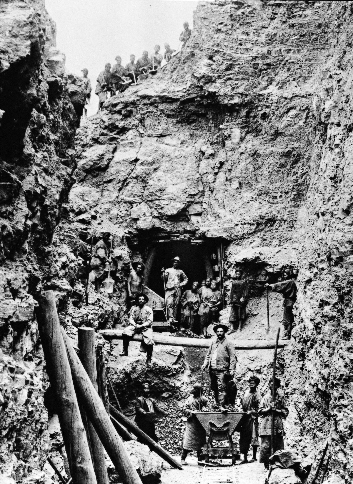 Workers on the Yunnan-Vietnam railway