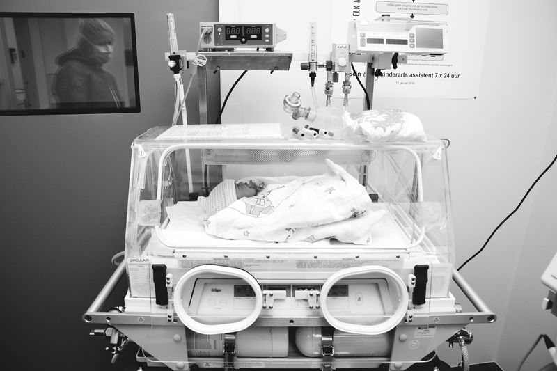 Newborn baby being monitored at a hospital (Unsplash)