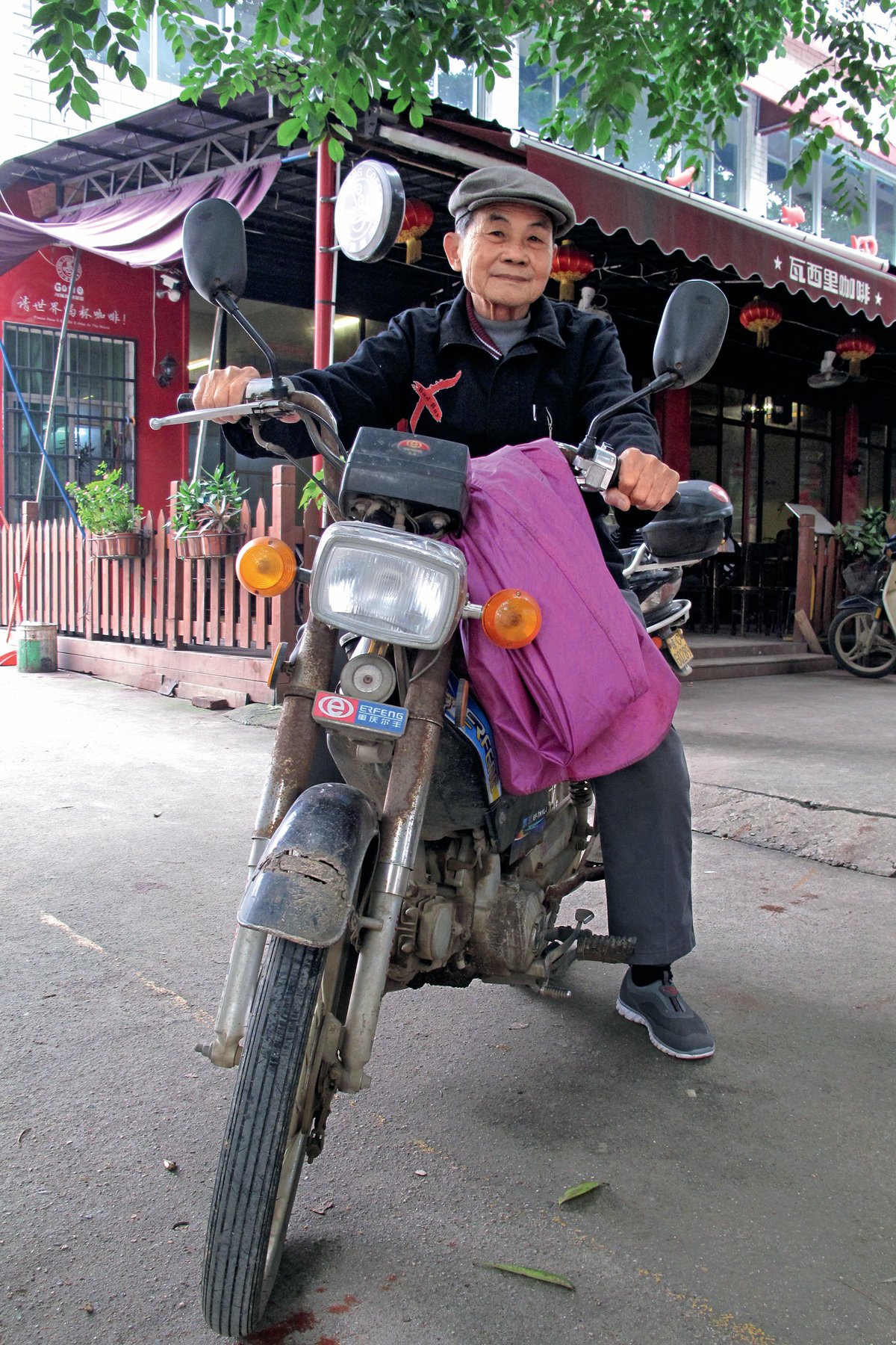 Now in his 80s, this Thai-Chinese man returned to China in the 1950s and still has coffee everyday at Vasily