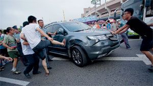 Fanatical fans destroy cars in the 14th round of the CFA Super League between Shanghai and Qingdao