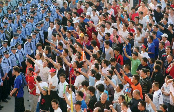 Major clashes with football hooligans in China usually end with police or security in the middle