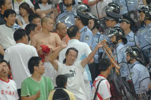 In the 13th round of the CFA Super League, police intervene in a scufflein Wuhan