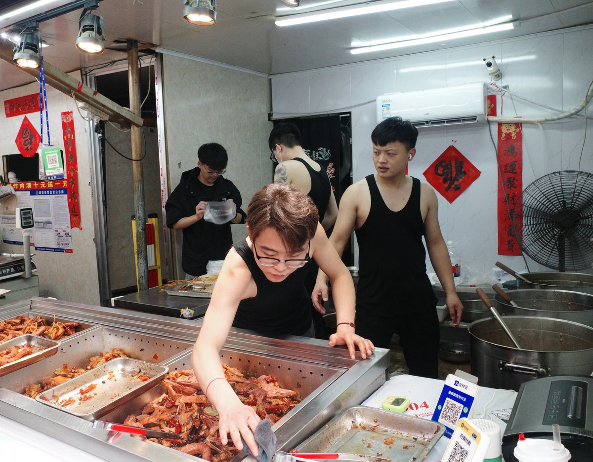 Handsome "duck head" sellers from Zibo, Shandong