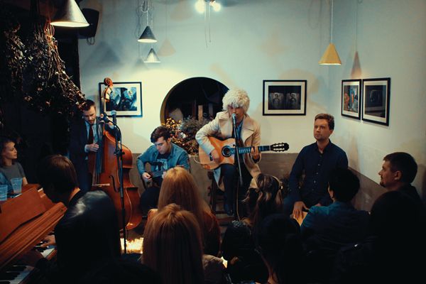 Sometimes costing just the price of one drink, live music Events at cafés are low-cost leisure for those who cannot afford concerts and other cultural offerings of the city