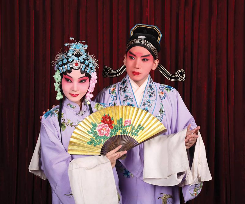 Dabei studio was famous for its "theatrical-costume photography," and wealthy opera lovers, as well as their courtesans, frequently visited
