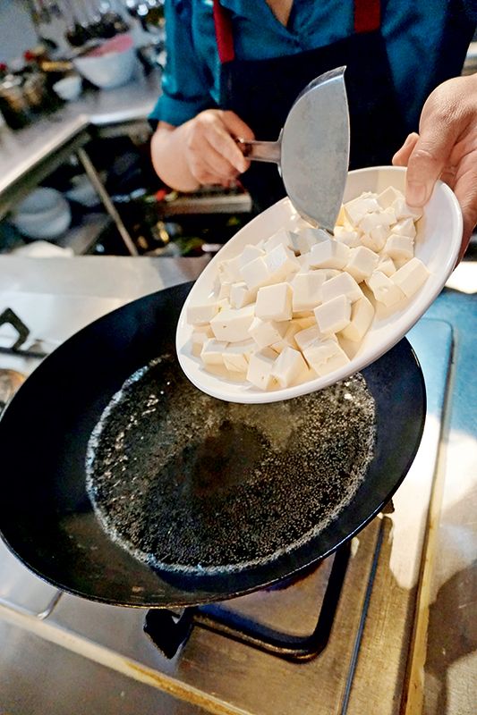 Add the tofu cubes to a wok ofboiling water; boil for one or twominutes and then pick them out.Put them into cold water and setthem aside.