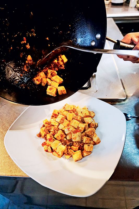 Pour in dissolved cornstarchand stir well for 20 secondsuntil it becomes slightlysticky. Drizzle chili oil andsesame oil on the tofu. Then,transfer the tofu to a plate,sprinkle sliced spring onionsover the dish, and enjoy.