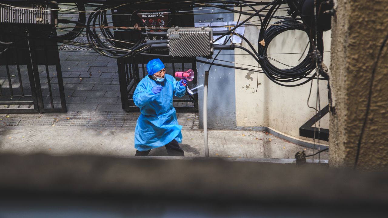 shanghai pandemic worker volunteer