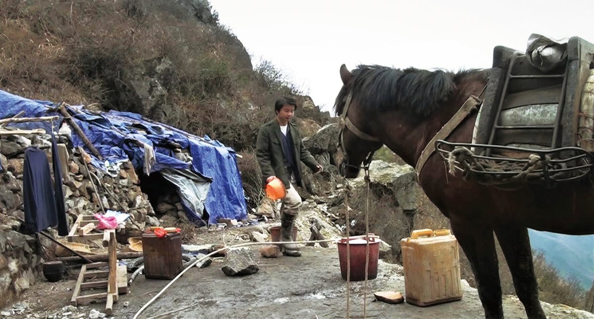 Jiang Nengjie lived with the miners he was filming in Miners, the Horsekeeper, and Pneumoconiosis (2019)