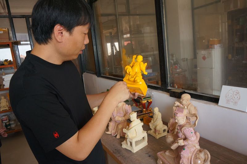 Chen Zenghuang with his deity statues